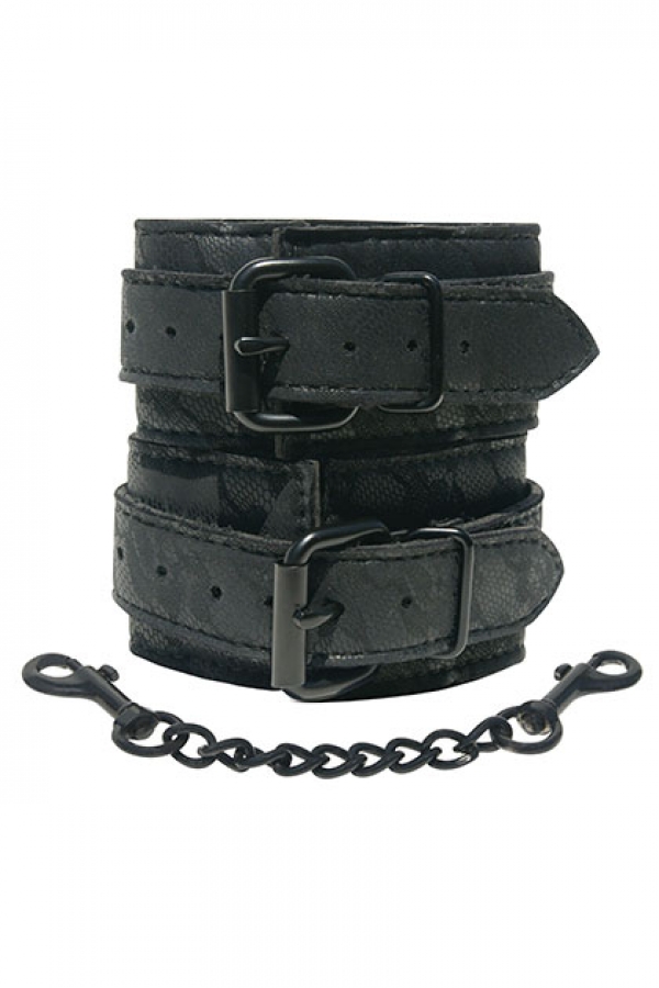 Наручники из черного кружева.